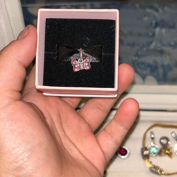 Pandora Disney Minnie’s Sparkling Bow Charm - Picture 3 of 4